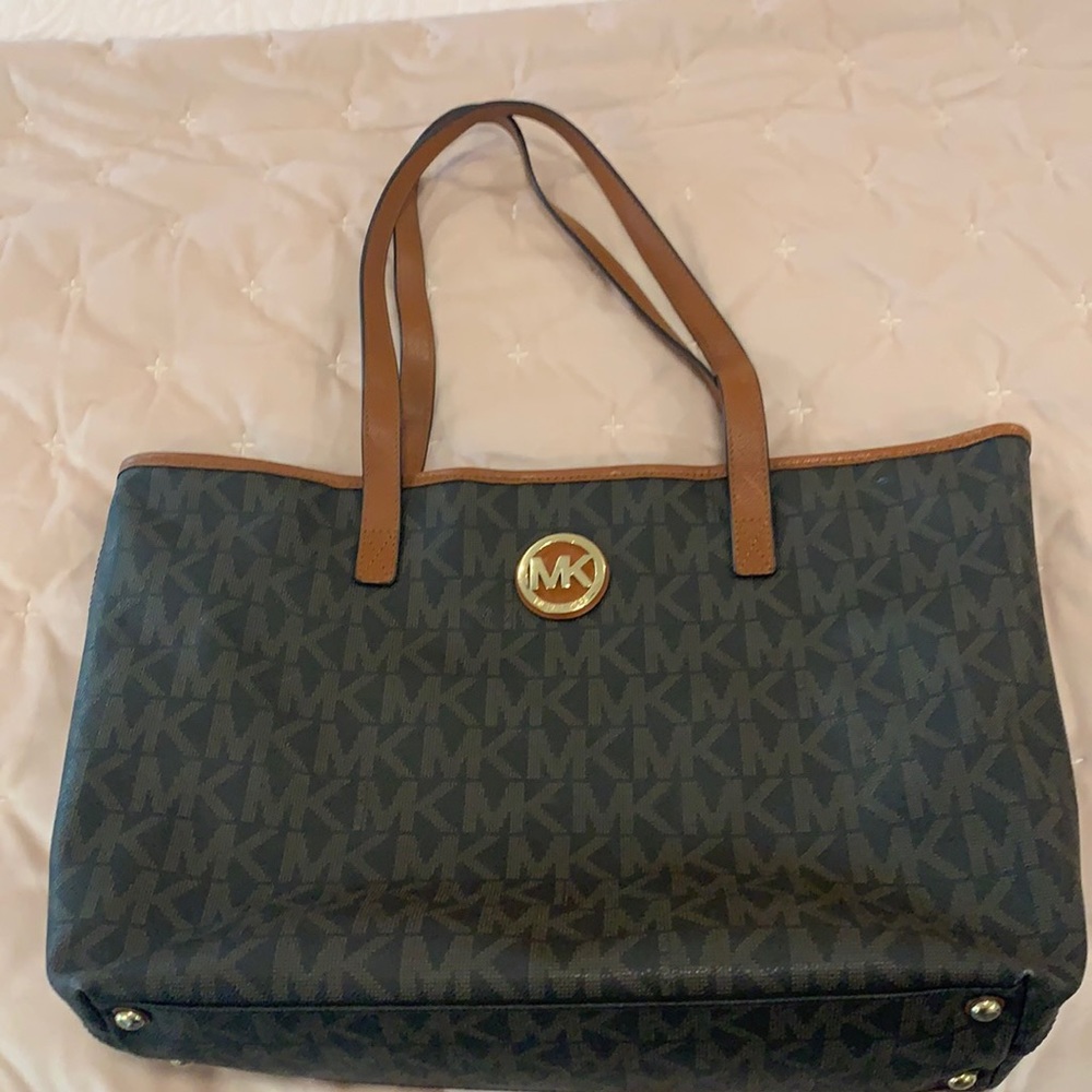 AUTHENTIC MICHAEL KORS TOTE BAG w/OUTER pocket